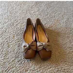 NEVER WORN Chic Brown Flats with Bow Detail